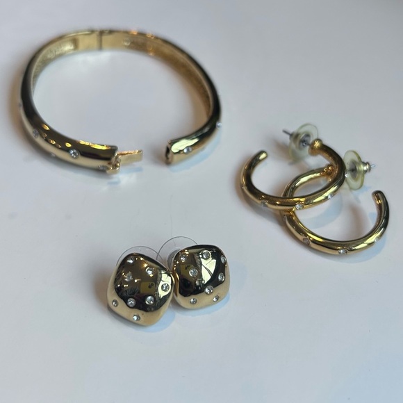 Vintage early 90s Gold tone hoop earrings, studs, and bangle bracelet set. - Picture 5 of 6